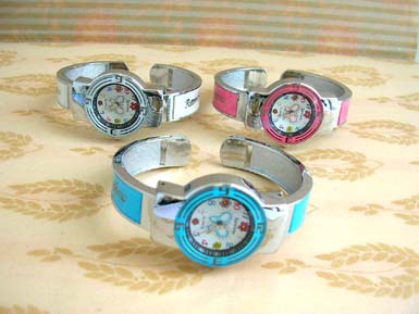 Discount teen's fashion watches store wholesale round teen's butterfly watch with rainbow print word on bangle